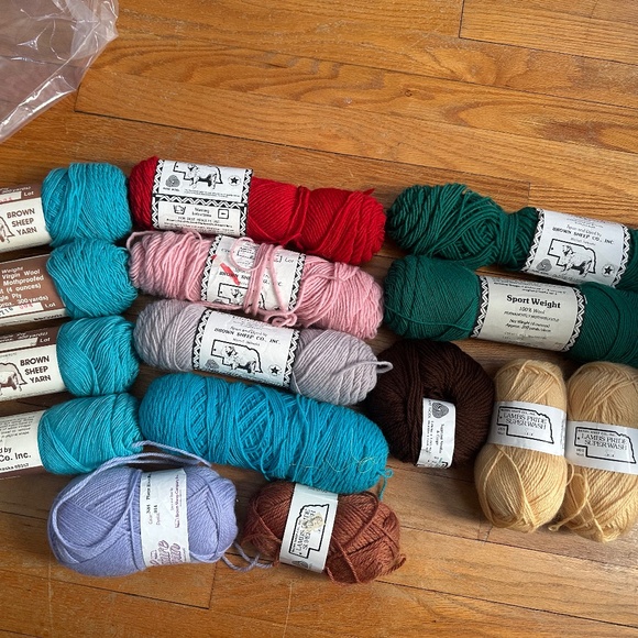 100% Wool Lamb’s Pride Yarn - Picture 1 of 2